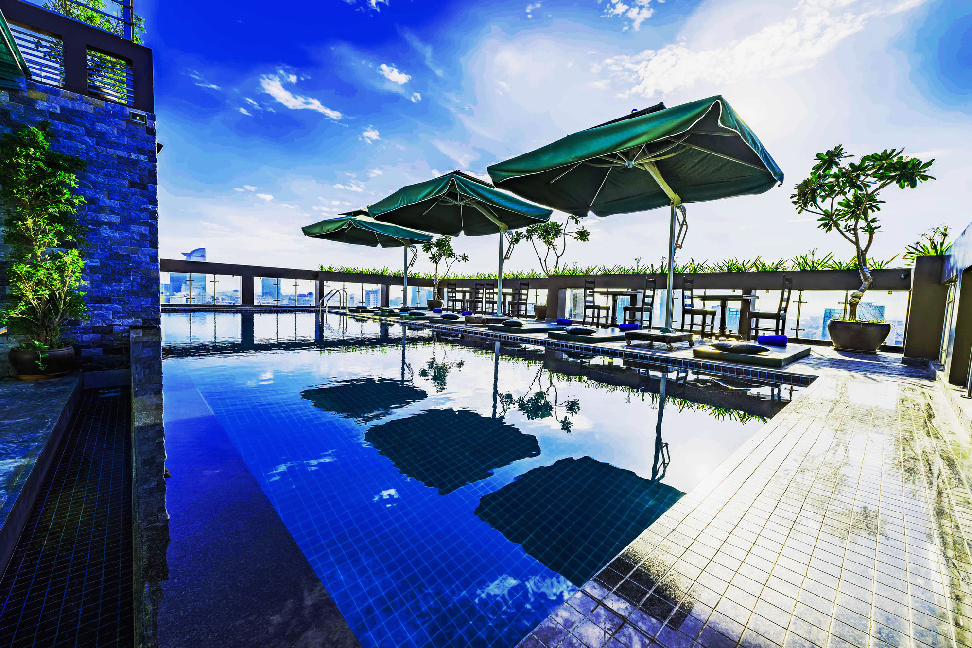 V Hotel Phnom Penh Exterior foto