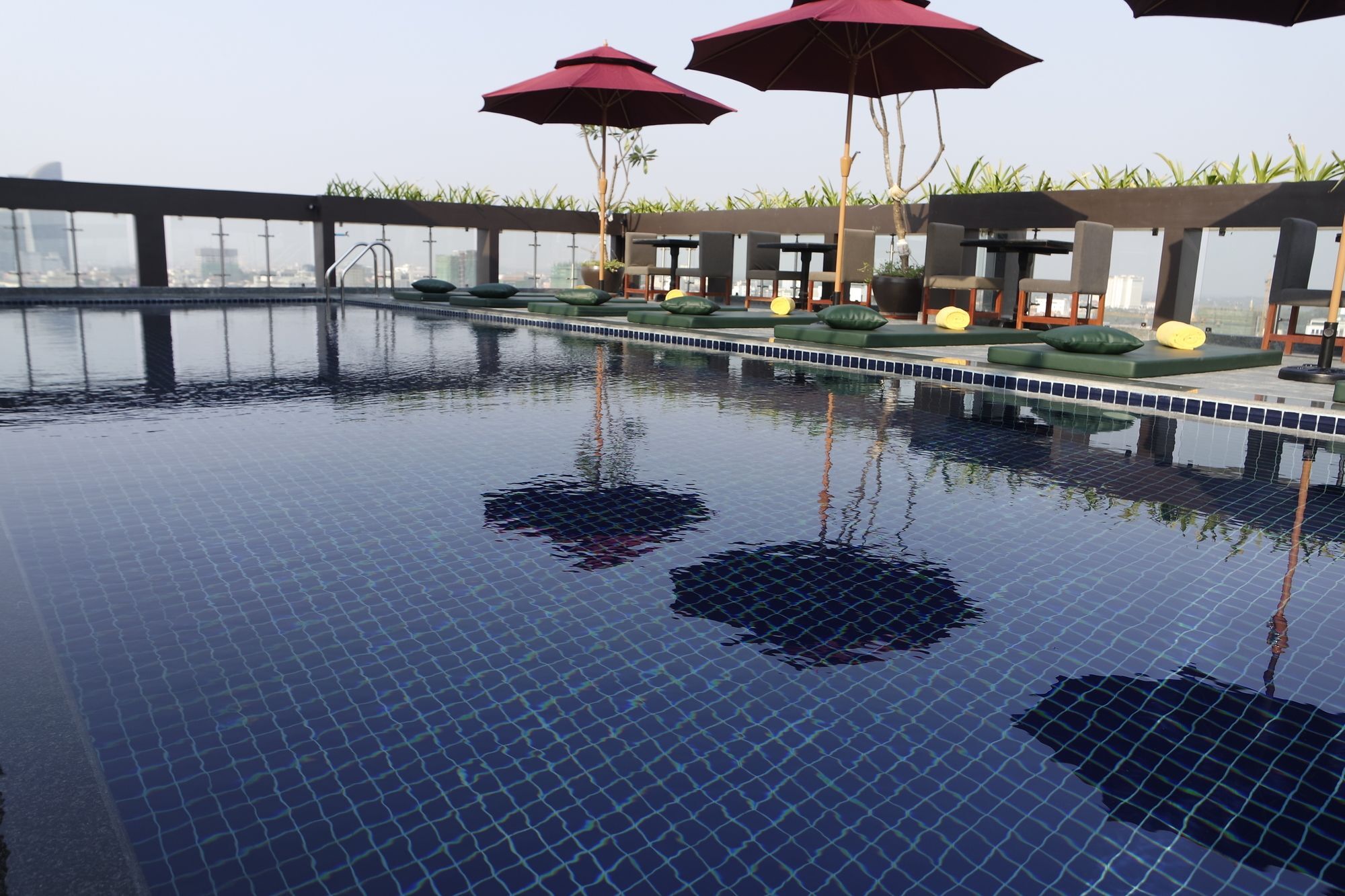 V Hotel Phnom Penh Exterior foto