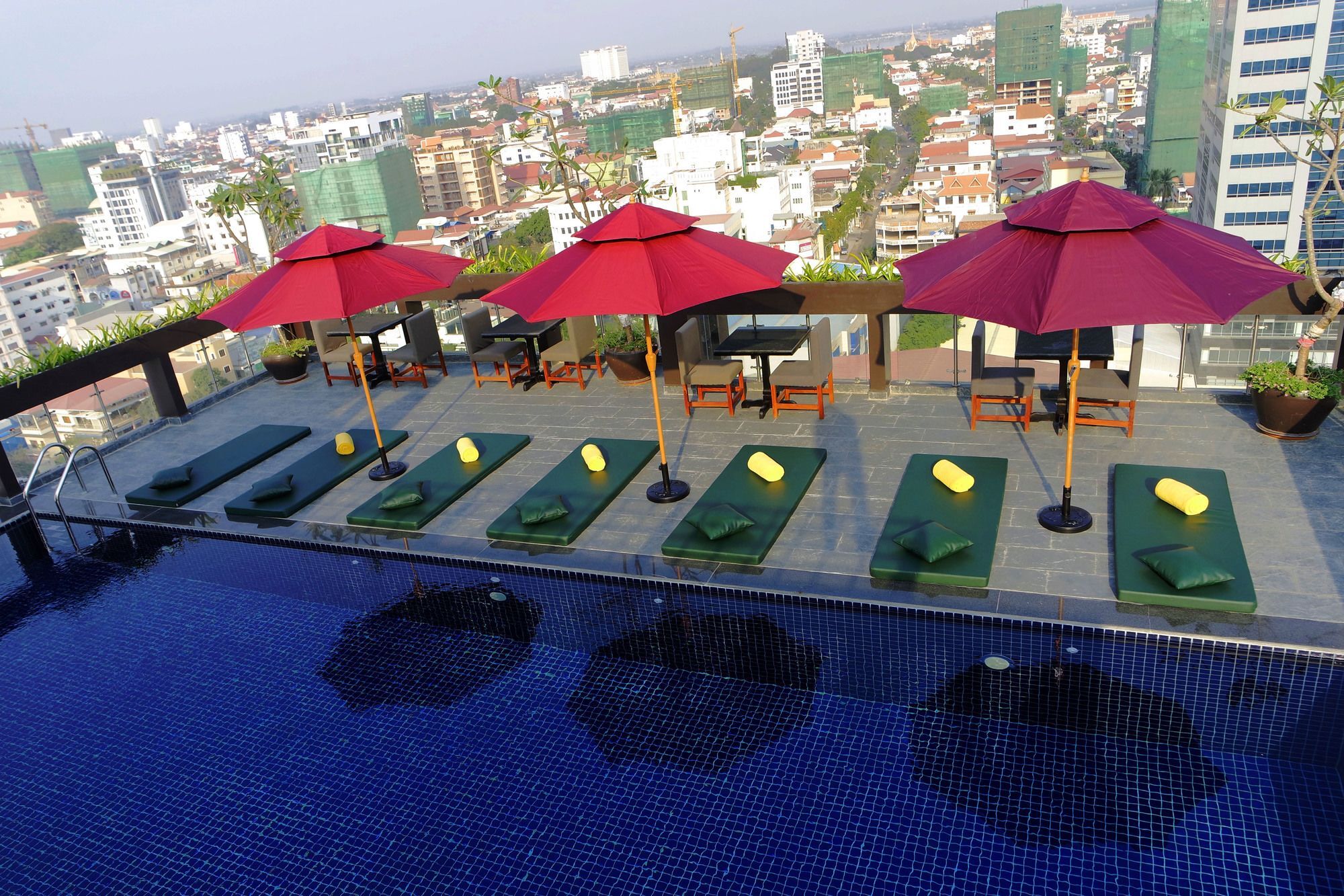 V Hotel Phnom Penh Exterior foto